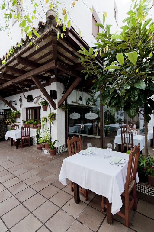 Hotel Restaurante Blanco Y Verde Conil De La Frontera Exterior photo